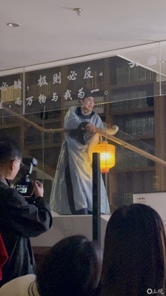 《画皮》表演融入书店场景。施晨露摄