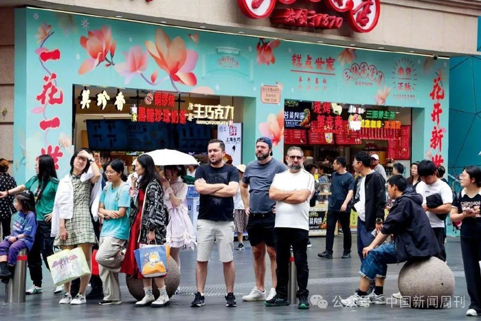 5月17日，上海南京路步行街上的游客。本文图/视觉中国