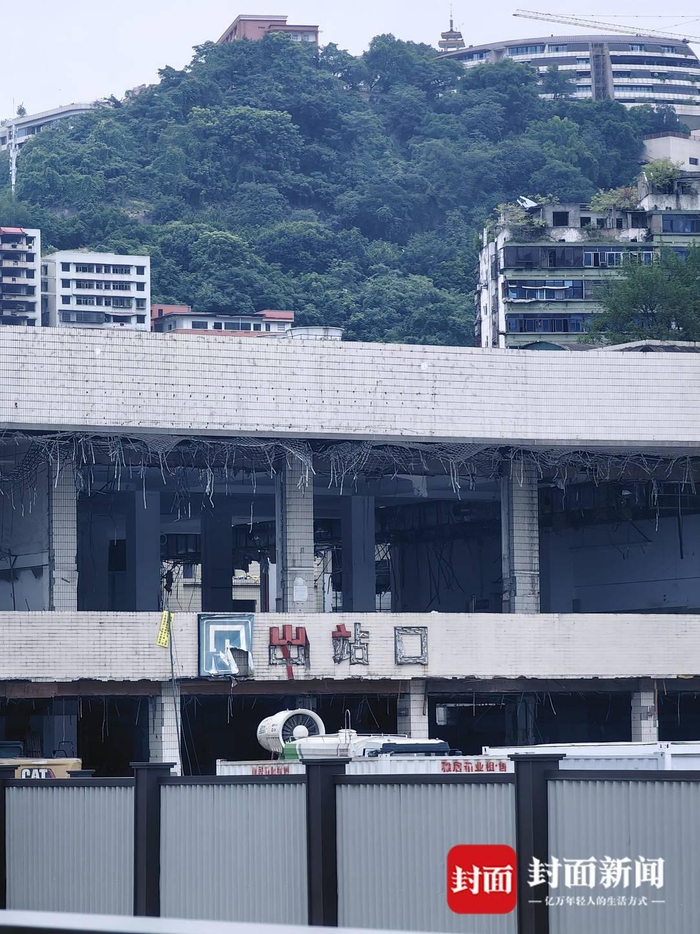 被围挡隔离起来的重庆站。喻言 摄