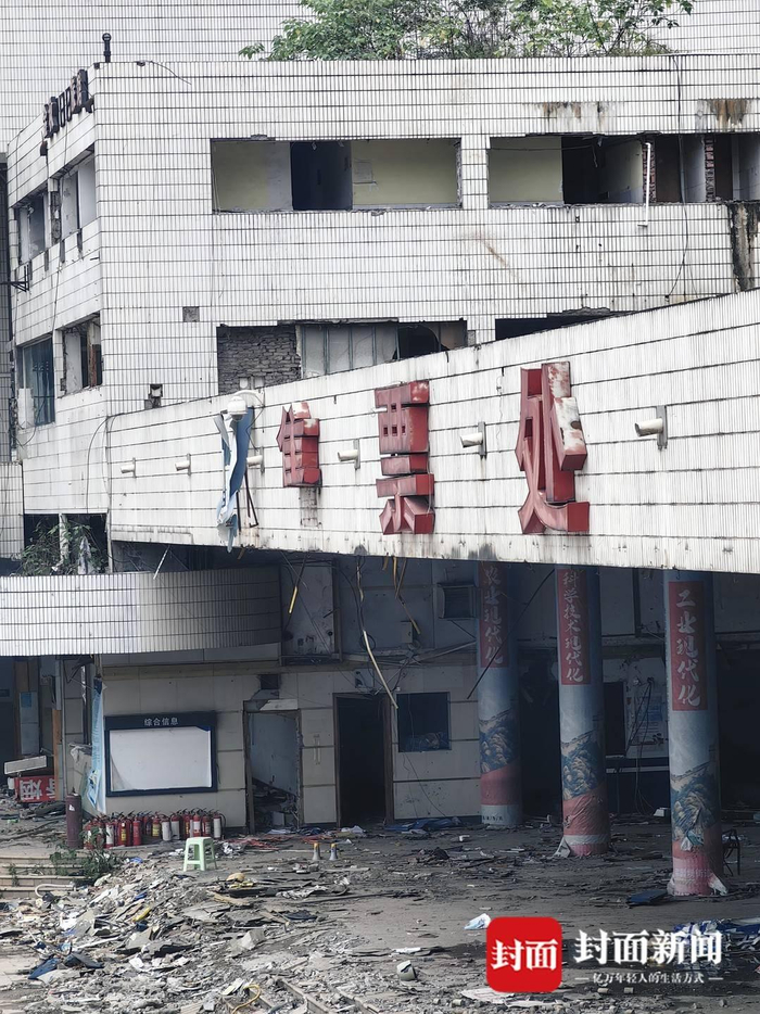 重庆站售票处。喻言 摄