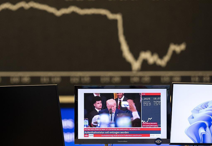 △当地时间5月23日，特朗普威胁将对欧盟商品征收巨额关税后，德国主要股指DAX大幅下跌