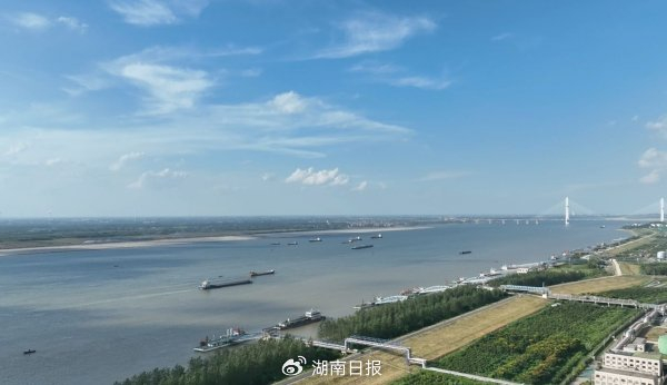 一江碧水向东流——长江云溪段一隅。