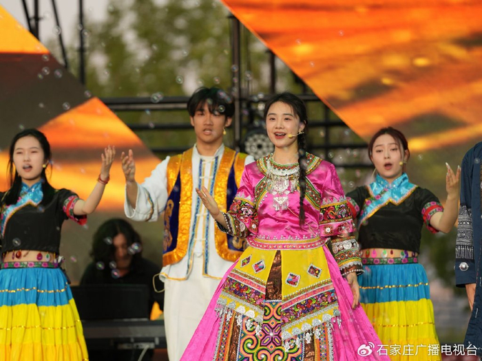 “乐炫青春 筑梦雄安”疏解高校大学生音乐会现场。雄安媒体中心 刘浩摄