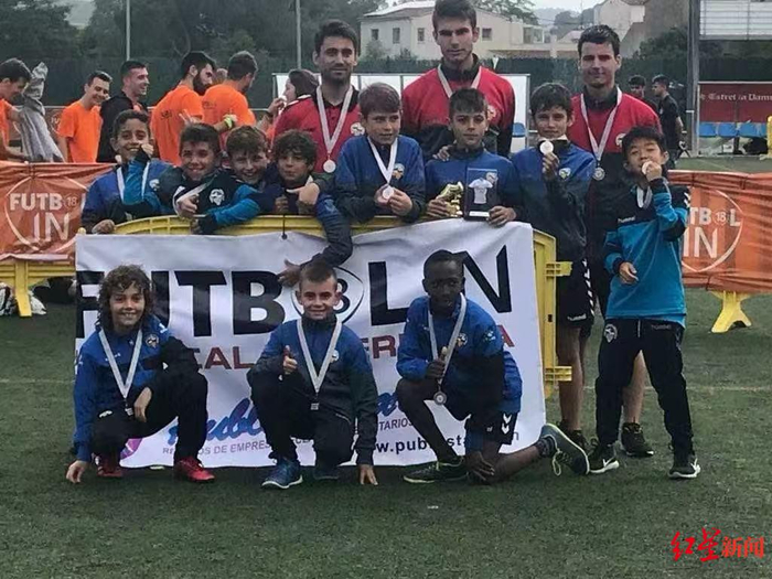 ▲白涛的小二子白连峰（中排右1）在当地比赛中代表球队获得亚军。受访者供图