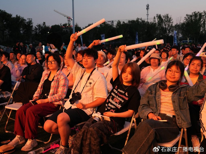 “乐炫青春 筑梦雄安”疏解高校大学生音乐会现场。雄安媒体中心 刘浩摄
