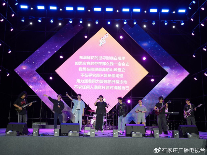 “乐炫青春 筑梦雄安”疏解高校大学生音乐会现场。雄安媒体中心 刘浩摄