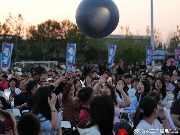 “乐炫青春 筑梦雄安”疏解高校大学生音乐会现场。雄安媒体中心 刘浩摄