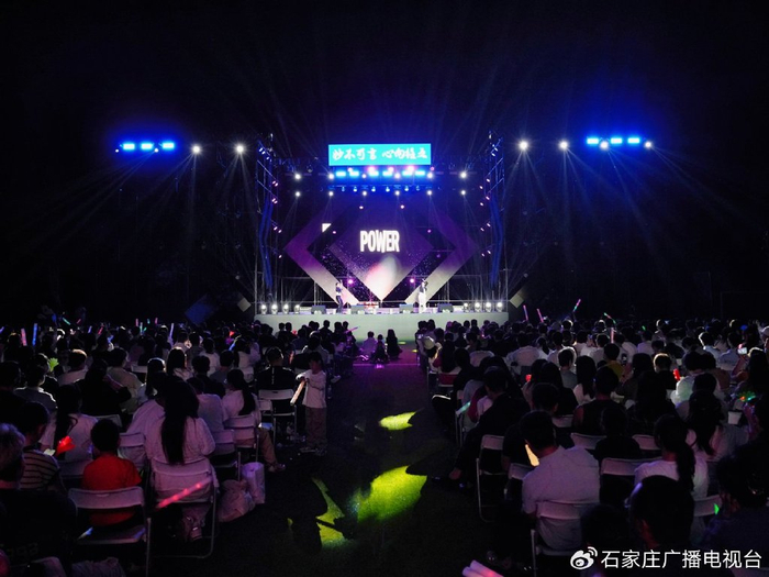 “乐炫青春 筑梦雄安”疏解高校大学生音乐会现场。雄安媒体中心 刘浩摄