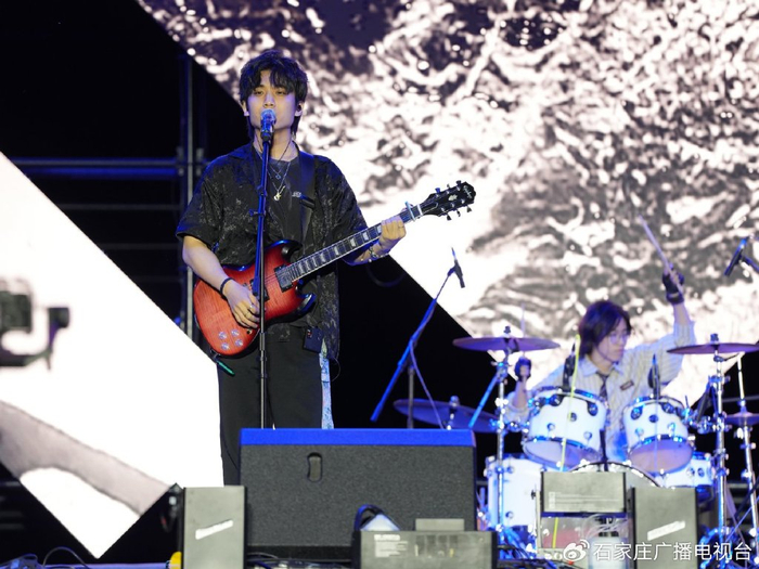 “乐炫青春 筑梦雄安”疏解高校大学生音乐会现场。雄安媒体中心 刘浩摄