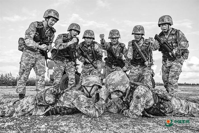 南海某守备部队官兵在训练间隙开展小比武、小竞赛。胡继伟 摄