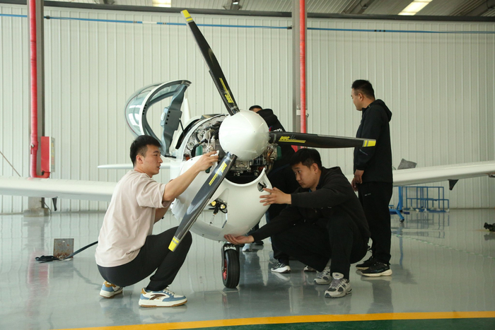 位于沧州市的鲨鱼飞机生产车间。受访者供图