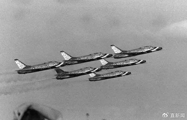 1965年巴黎航展，美国红雀喷气式战斗机组成6机编队飞越布尔歇机场上空。（资料图）
