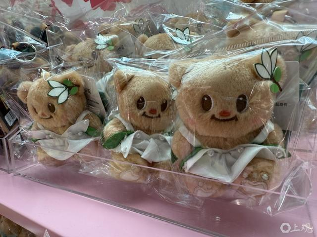 上海特别版黄油小熊挂件是热门商品。施晨露摄