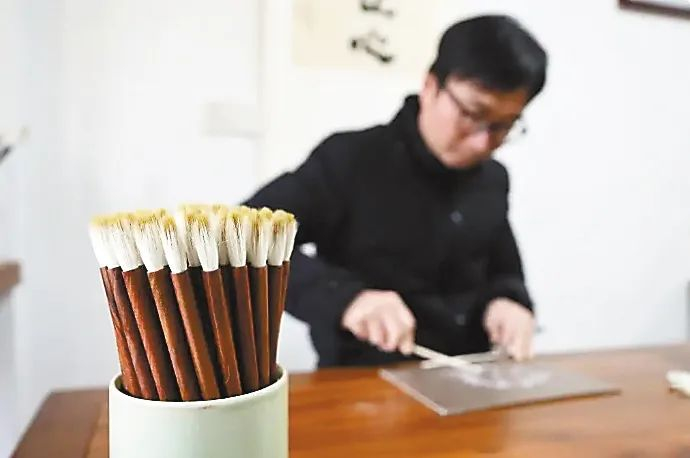 ▲ 宣笔制作。新华社记者 周牧摄