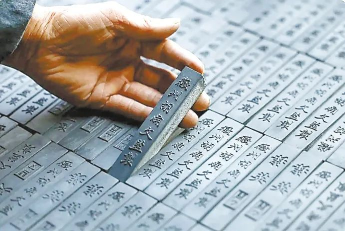 ▲ 在安徽省黄山市屯溪胡开文墨厂，制墨手艺人在晾墨。新华社发