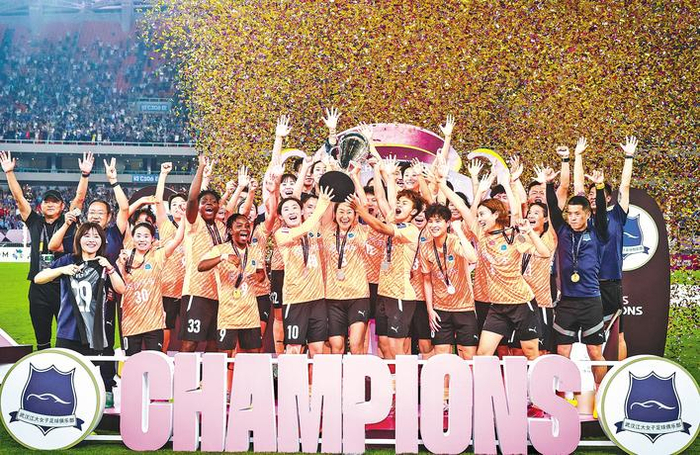 5月24日晚，武汉女足姑娘举起冠军奖杯。