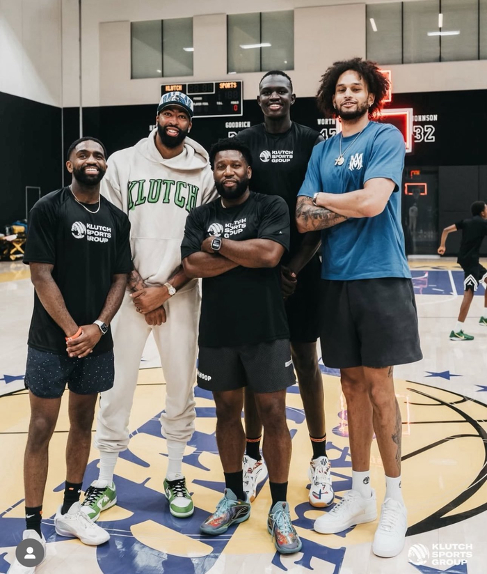 图片上面三位球员从左到右分别是：浓眉（2米08）、马卢阿奇（裸足2米15）、莱夫利（官方身高2米16）