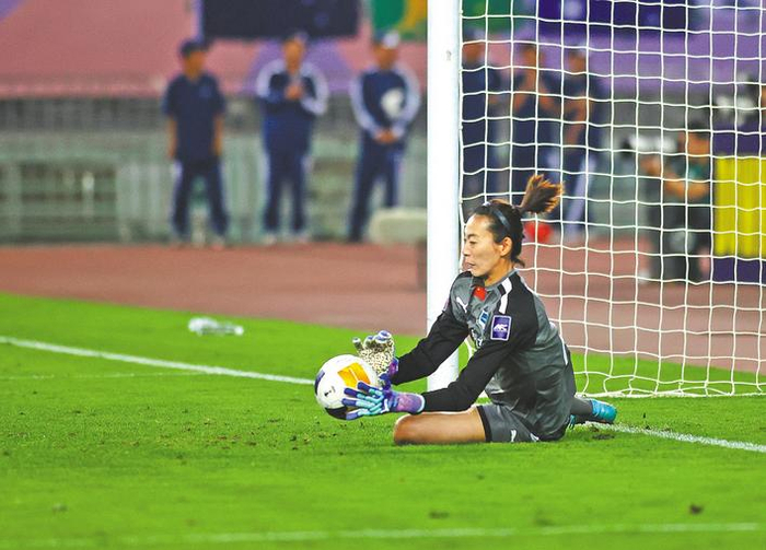 点球大战第六轮，陈晨再次扑出对方的射门，武汉队最终夺冠。