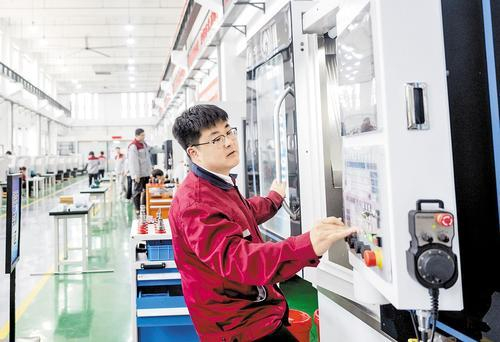     5月14日，张艳征正在调试教学设备。本报记者 赵杰摄