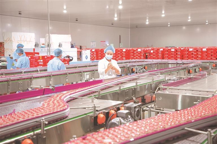 贵阳市观山湖区贵阳好彩头食品有限公司工作人员在生产线上检测产品。 吴晓琪 摄
