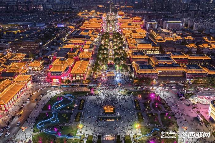夜幕下的大唐不夜城宛如一幅流动的盛世画卷。