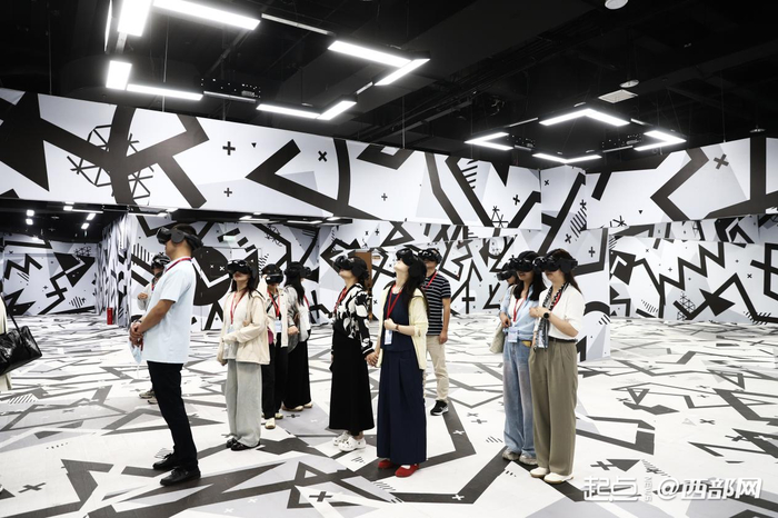 丝博会全国媒体记者采访团走进西安芙蓉新天地数字娱乐综合体。