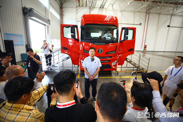 记者采访陕汽重卡出口情况。
