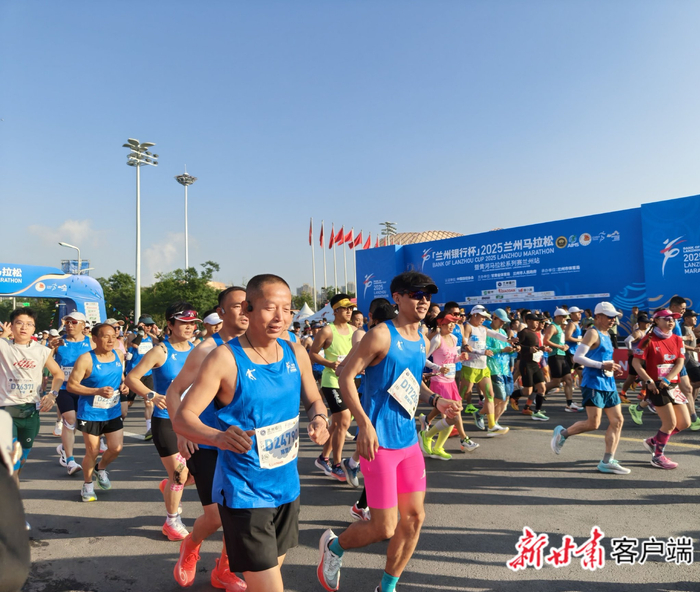 2025年兰州马拉松参赛总人数达4万人。图片均由新甘肃·甘肃日报记者 马小龙 摄