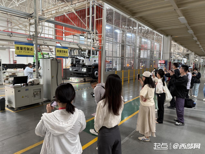 媒体记者采访陕汽生产线。