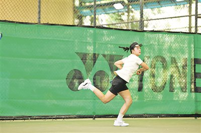 选手在比赛中。 贵阳市网球运动管理中心/供图
