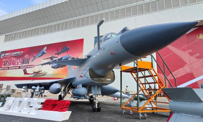2024年中国航展上的歼-10CE被安置在主场馆外一侧。