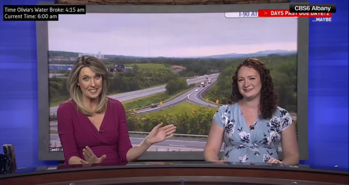 ▲奥莉维亚（右）坚持完成节目直播