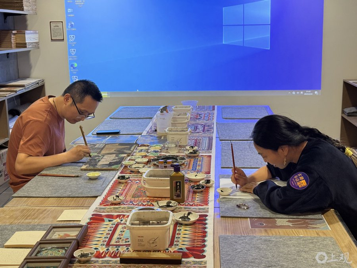 可以夜读，也可以静心画画。施晨露摄