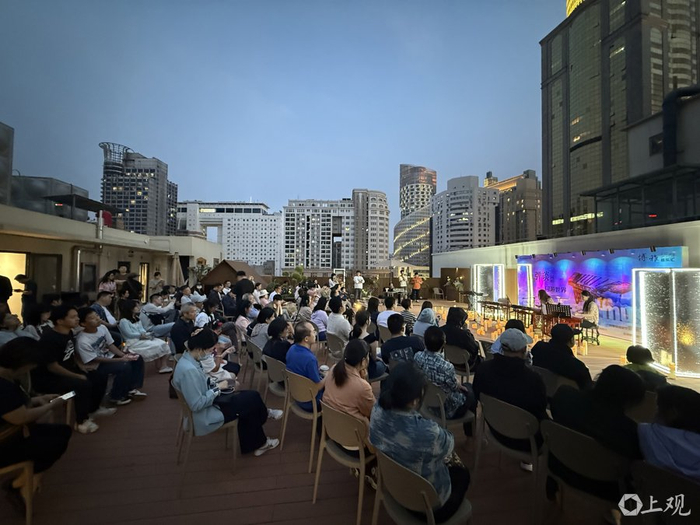 19时起在书店屋顶花园举办的露天音乐会吸引近百位读者。施晨露摄