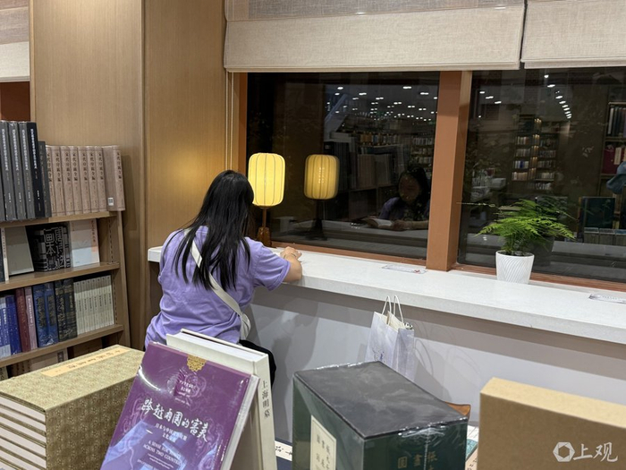 夜读的读者。施晨露摄