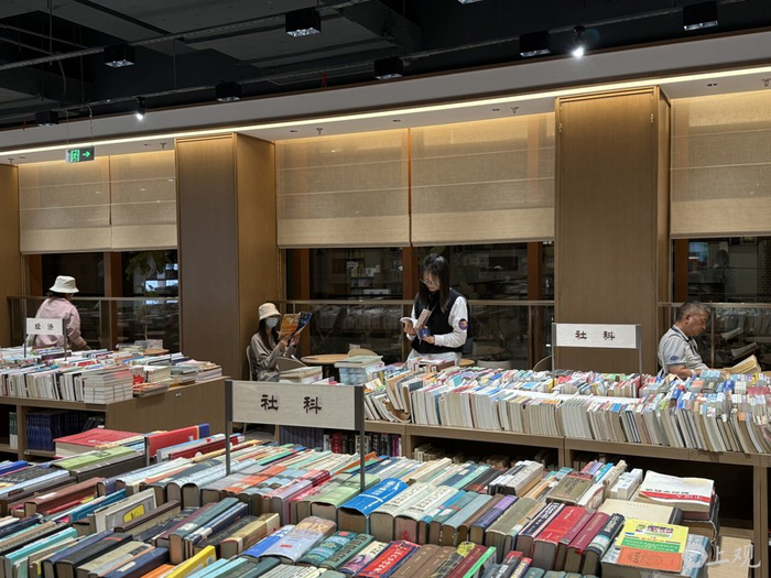 第一次通宵营业的上海古籍书店，读者“夜读”中。施晨露摄