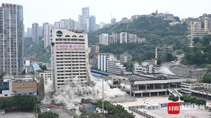 华铁宾馆爆破拆除。喻言 摄