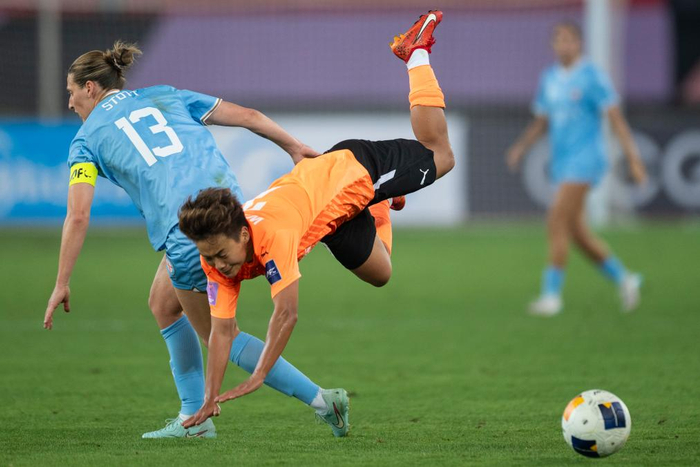 　　5月24日，武汉车谷江大队球员王霜（右）在比赛中拼抢。新华社记者 伍志尊 摄