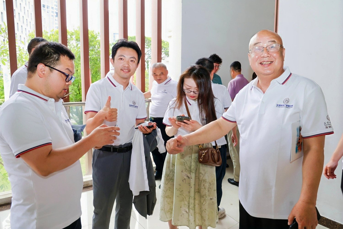 图为与会嘉宾进行交流互动