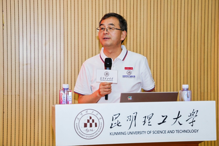 图为昆明理工大学常委、副校长潘学军致辞