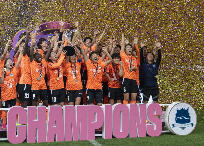 5月24日，武汉车谷江大队成员在颁奖仪式上庆祝。新华社记者 伍志尊 摄