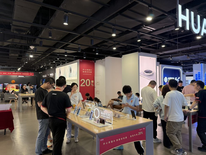 消费者在位于重庆市江北区的京东超级体验店选购家电。受访者供图