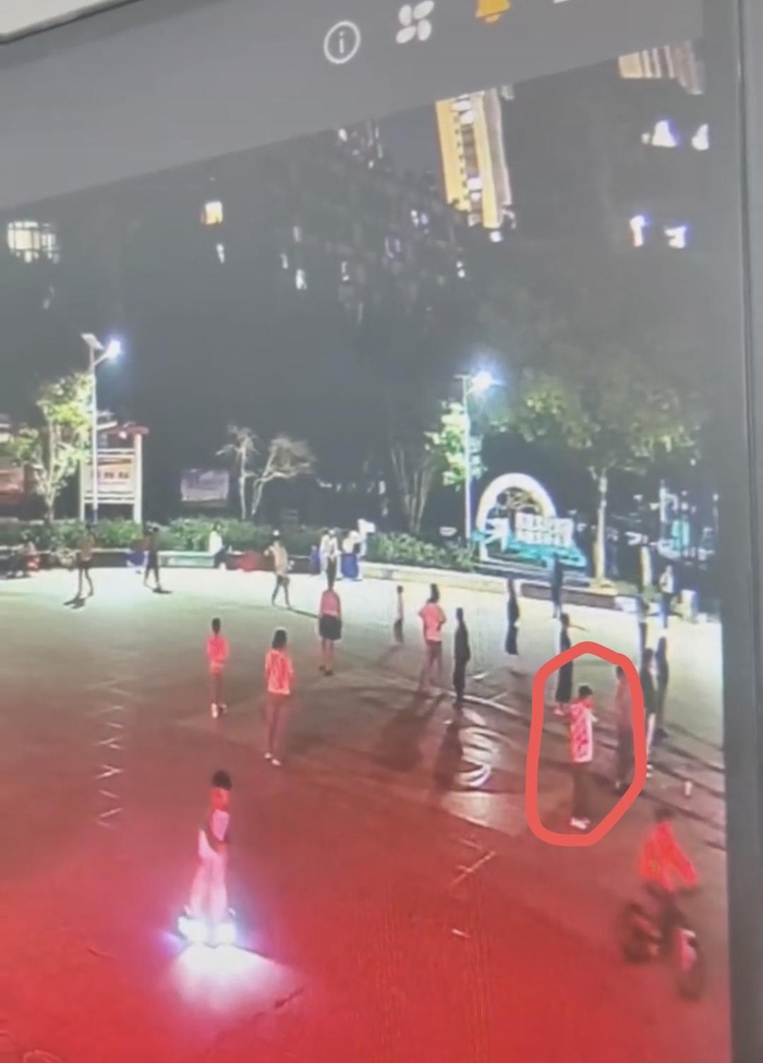 ▲监控视频显示章某雯在跳操