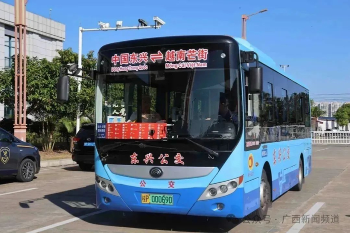 图为跨境公交由中国东兴前往越南芒街。谢芳 摄