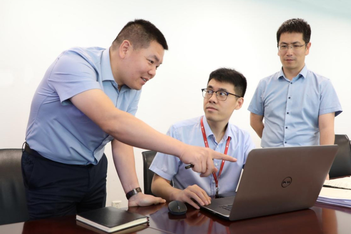 图为顾永正团队工作讨论（左2）