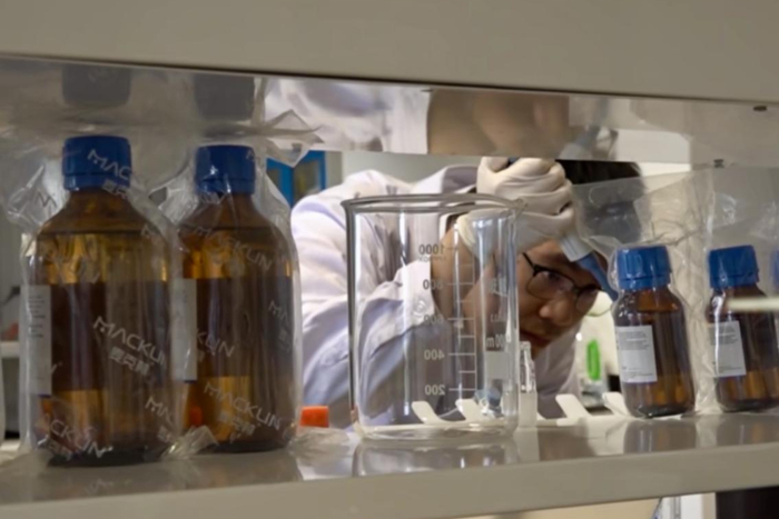 图为顾永正进行吸收剂实验