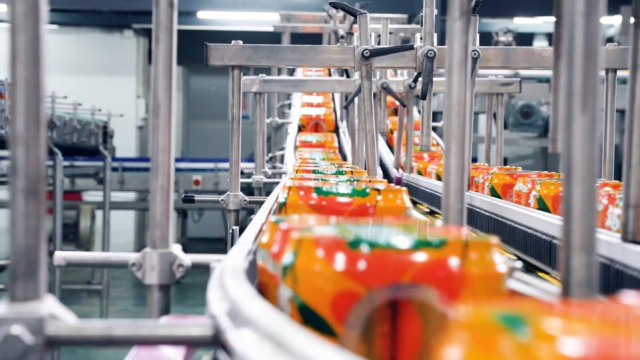 △肇庆奇乐之仁堂饮料食品有限公司沙糖桔饮料生产线。图源 四会发布