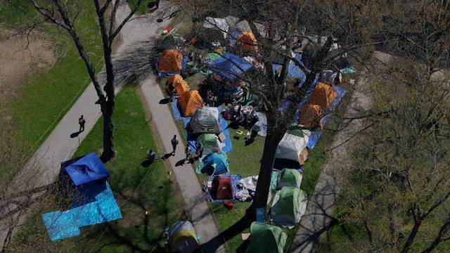 2024年4月25日，哈佛学生在校内扎营，举行支持巴勒斯坦的示威。图源：央视新闻