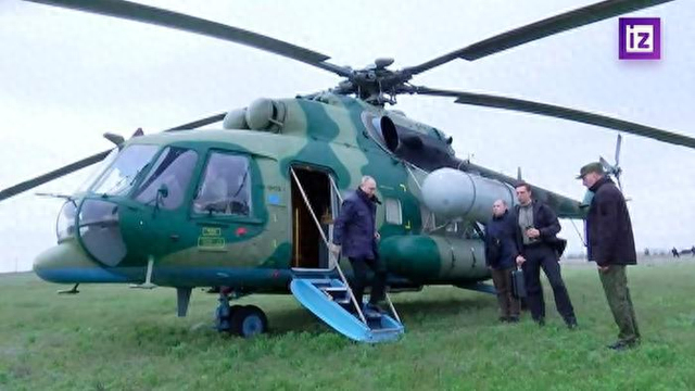 普京2023年4月乘坐直升机访问俄军前线基地 图源：俄媒