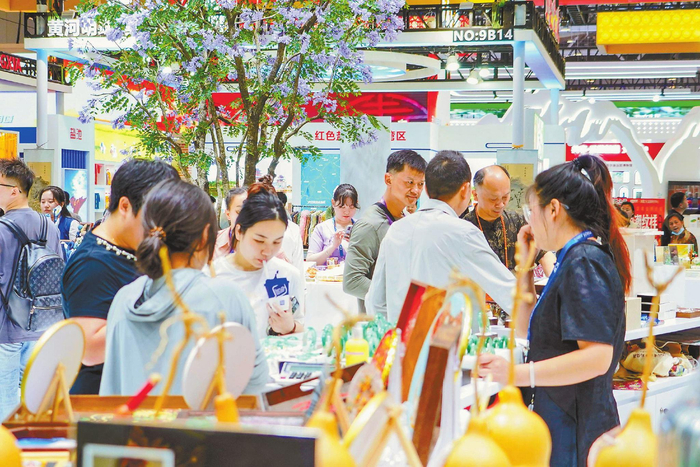 云南展区文创产品热销。 记者 张梅焕 王小羽 高祎祎 摄